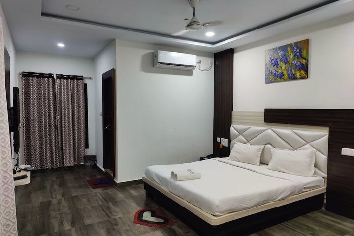 Room 2 of 8