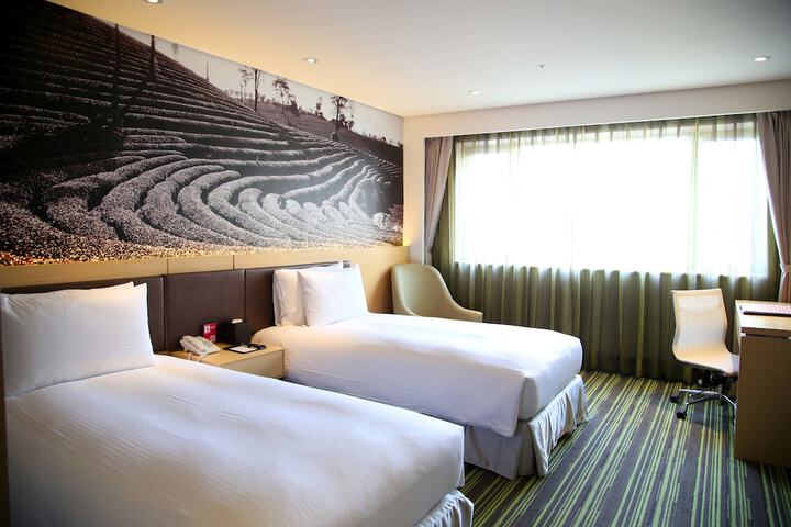 Room 4 of 33