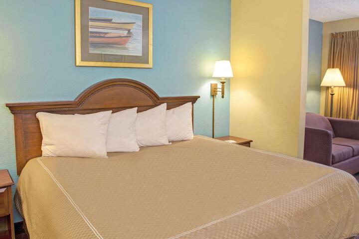 1 Queen Bed Mobility Hearing Impaired Accessible Room Tub with Grab Bars (6 of 24)