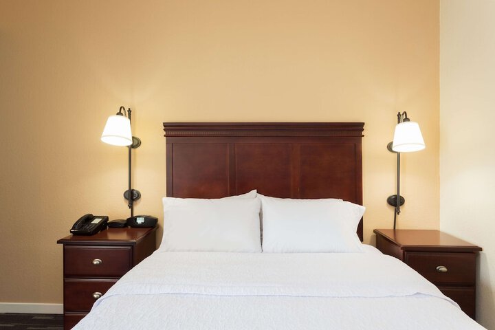 2 Queen Beds with Refrigerator (8 of 9)