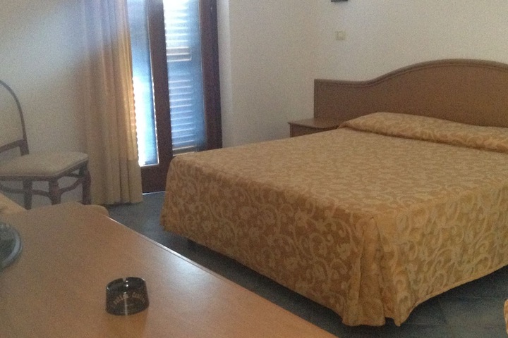 Room 6 of 100