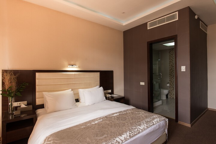 Room 34 of 100
