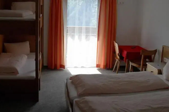 Room 4 of 16