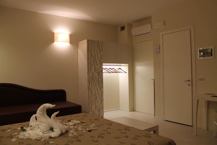 Room 17 of 44