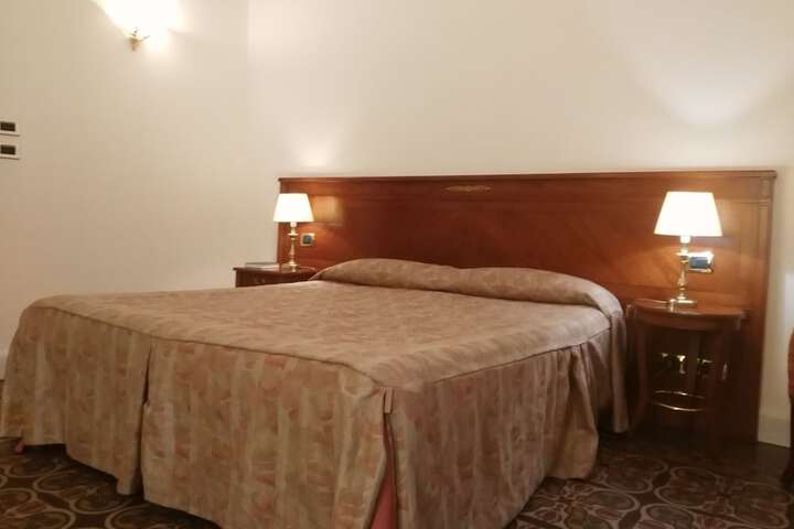 Room 6 of 30