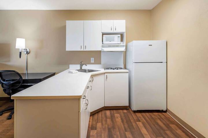 Studio 1 King Bed Refrigerator, Microwave (2 of 12)