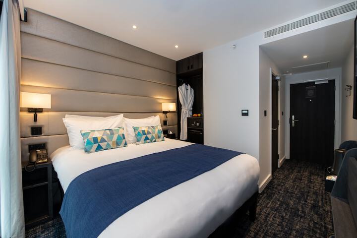 Room 4 of 61