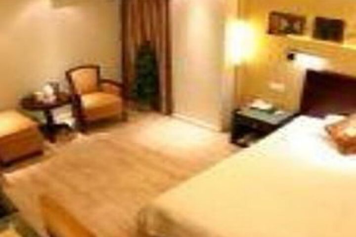 Room 4 of 9