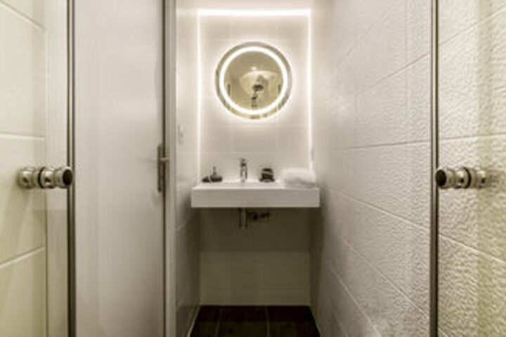 Room 8 of 28