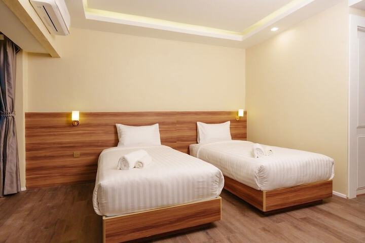 Room 7 of 9