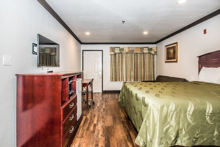 1 King Bed (8 of 8)