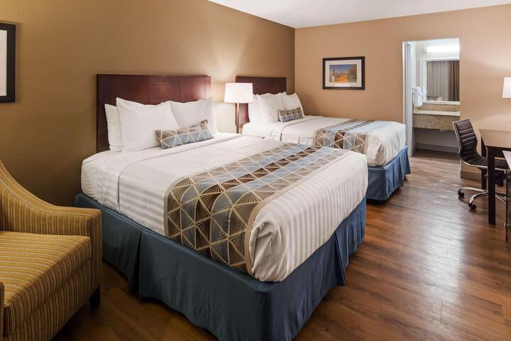 1 Queen Bed High Speed Internet Accessible Coffee Maker, Hairdryer Iron and Ironing Board Continental Breakfast (2 of 13)