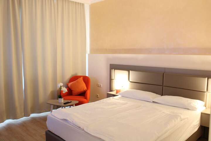 Room 9 of 37