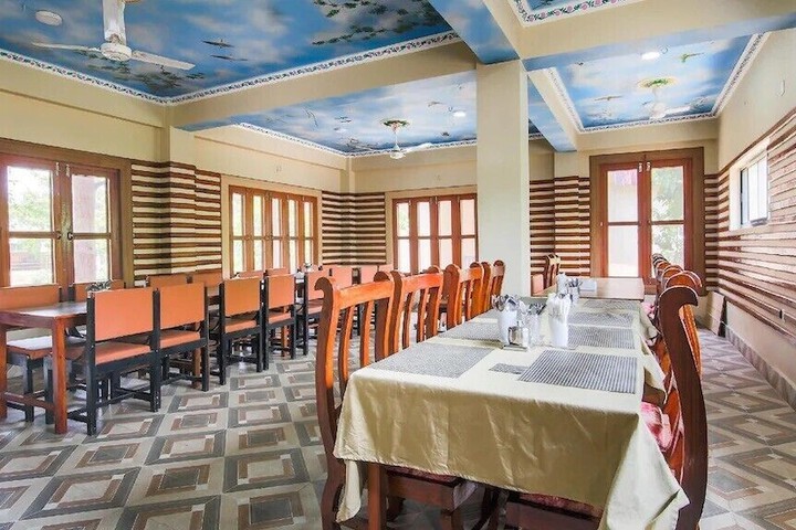 Dining 8 of 17