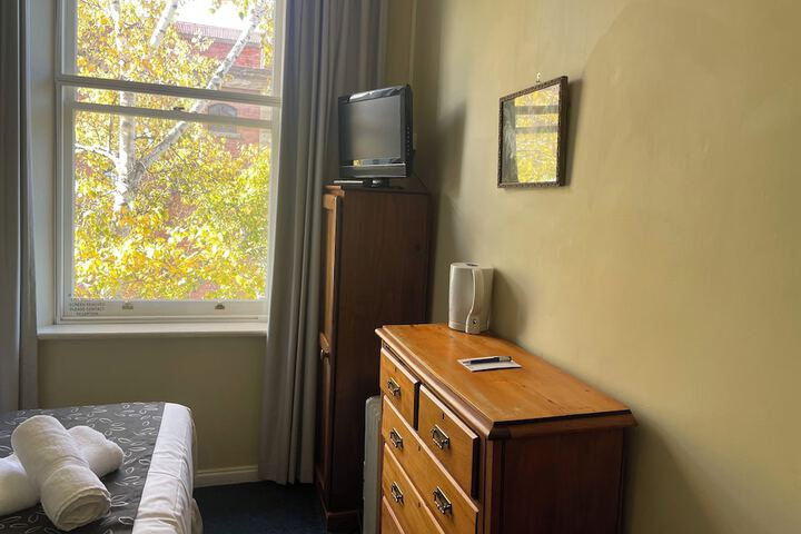 Room 4 of 33