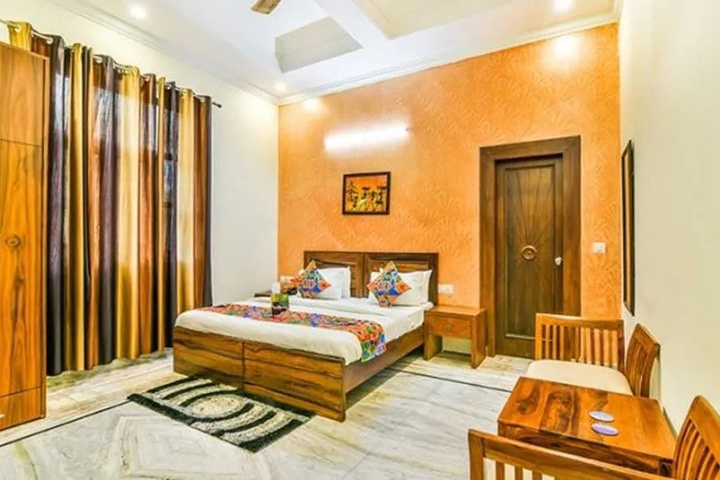 Room 4 of 7