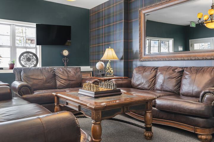 Lounge 104 of 113