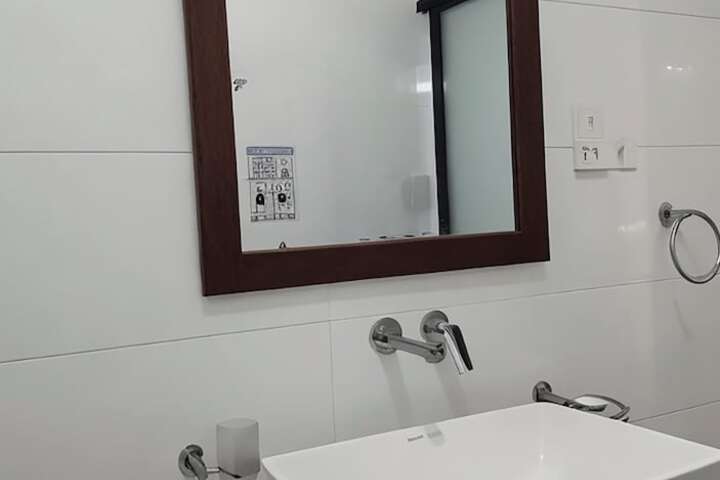 Room 6 of 17