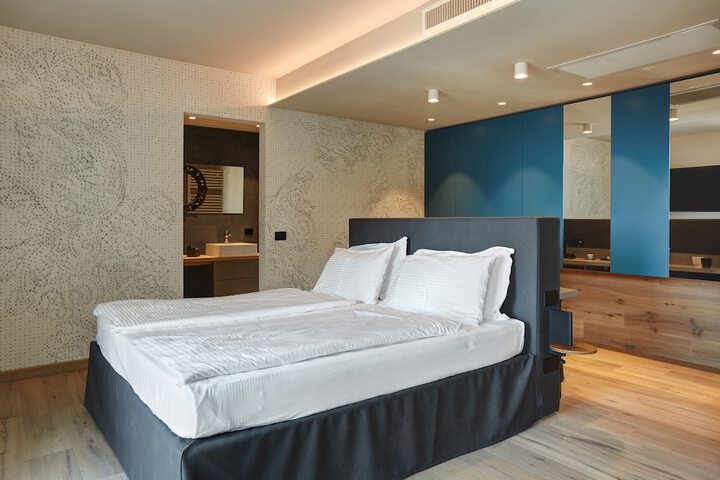 Room 16 of 52