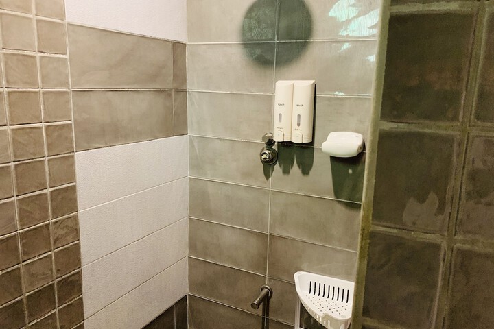 Room 102 of 238