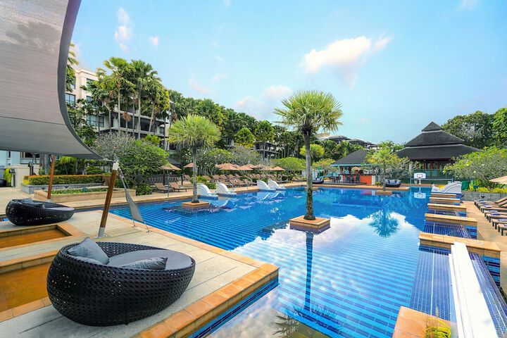 Hotel Pool