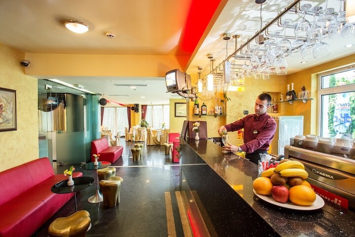 Lounge 27 of 34
