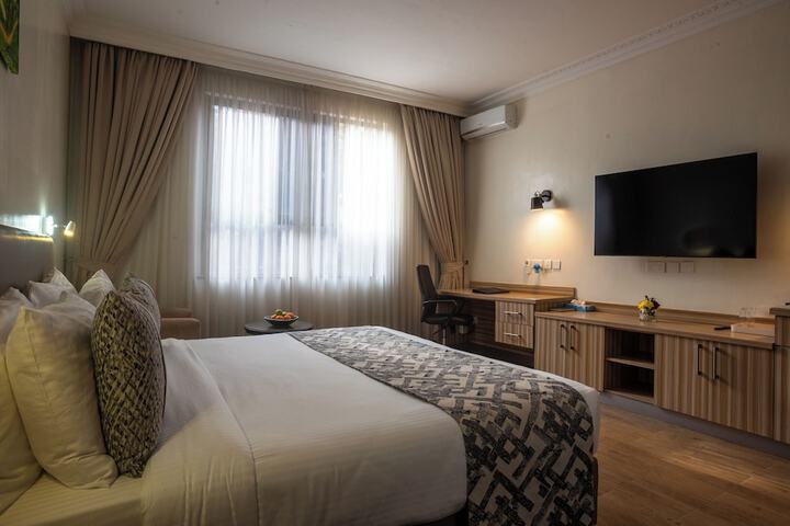 Room 12 of 77