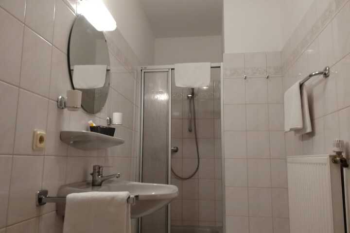 Room 8 of 34