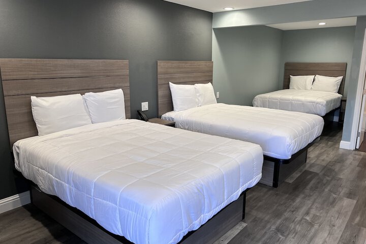 1 Queen Bed (26 of 30)
