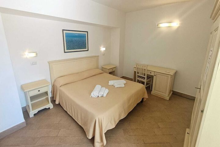 Room 12 van 79