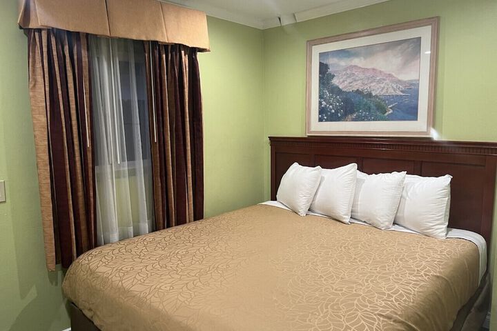 Standard Room, King or Two Doubles (4 of 4)