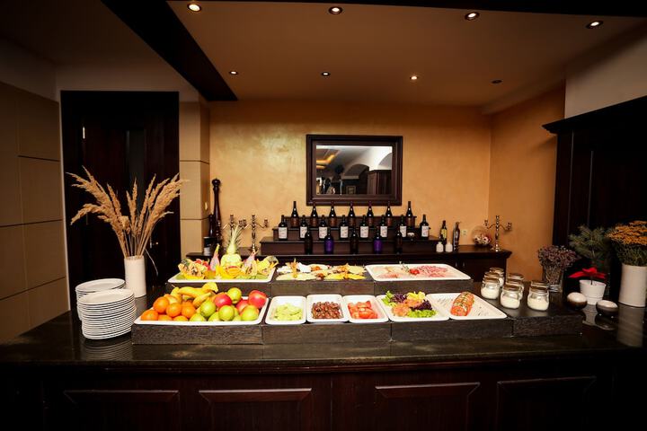 Dining 47 of 64