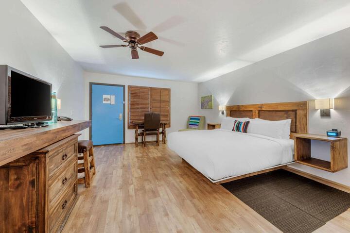 1 King Bed Accessible (5 of 10)