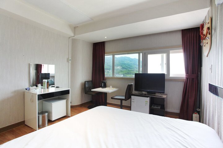 Room 12 of 62