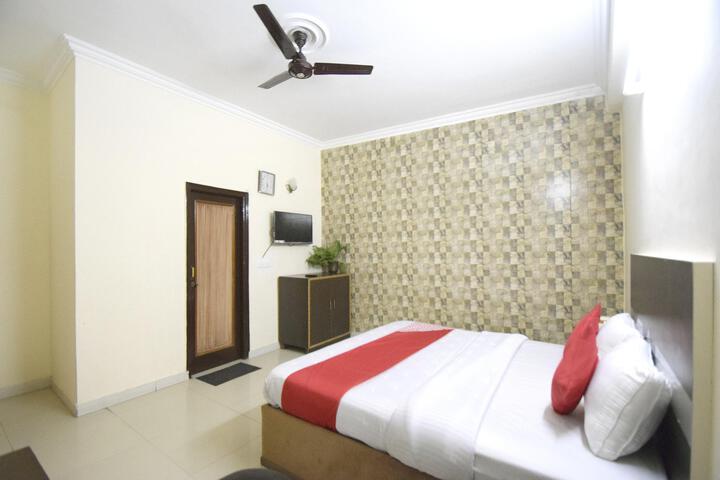 Room 2 of 32