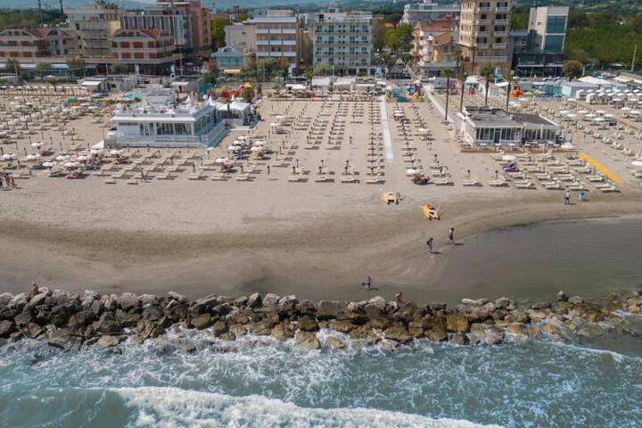 Hotel Augustus- Davanti a noi cè solo il mare