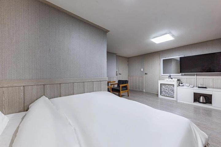 Room 3 of 11