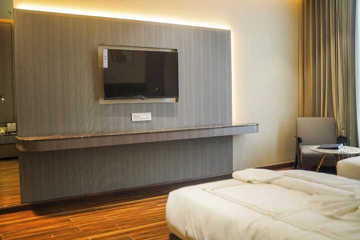 Room 5 of 16