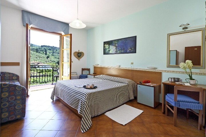 Room 4 of 48