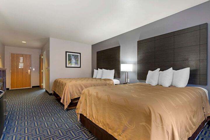 1 Queen Bed (5 of 15)
