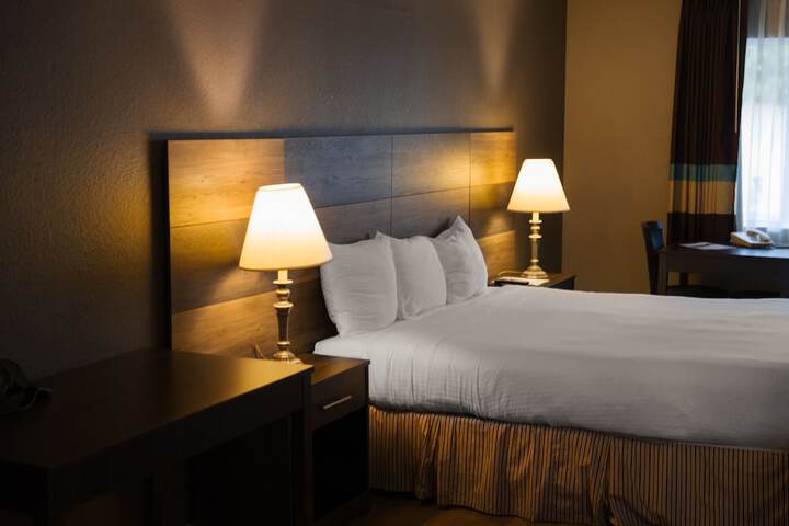 Business King Bed (7 of 14)