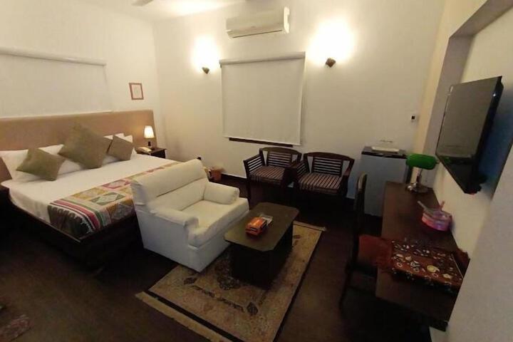 Room 9 of 14