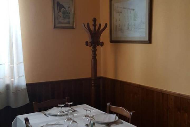 Dining 12 of 32