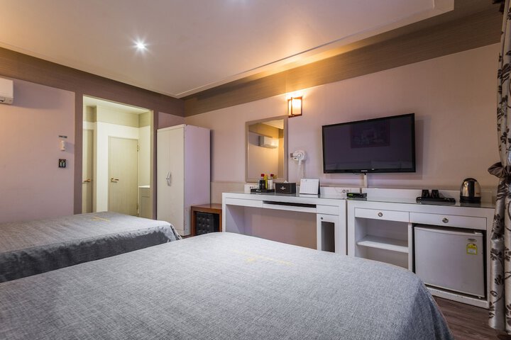 Room 9 of 31