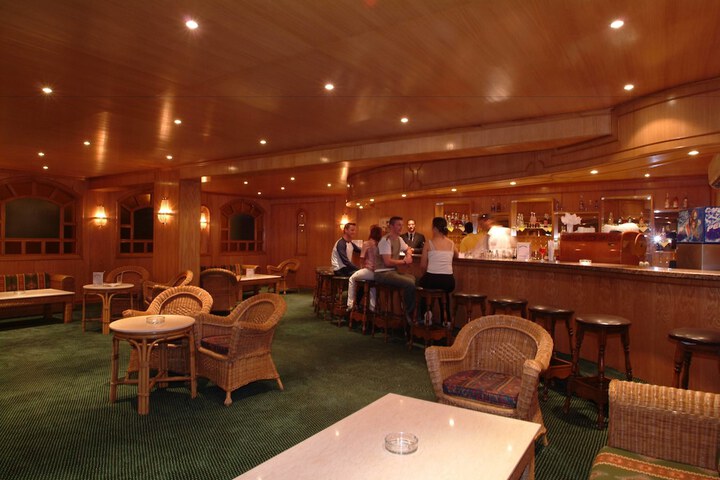 Lounge 79 of 93