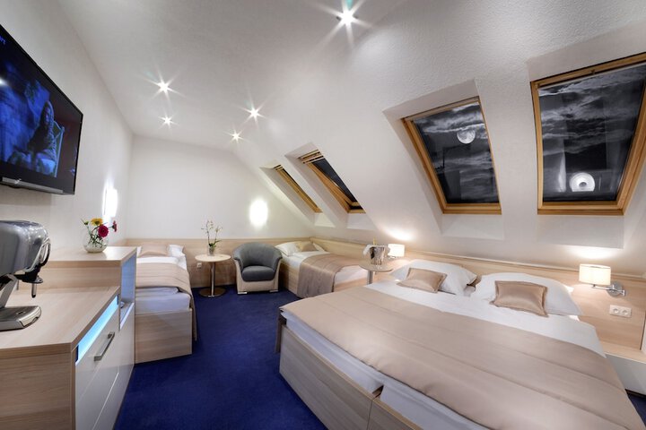 Room 4 of 42