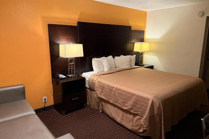 1 Queen Bed (11 of 12)
