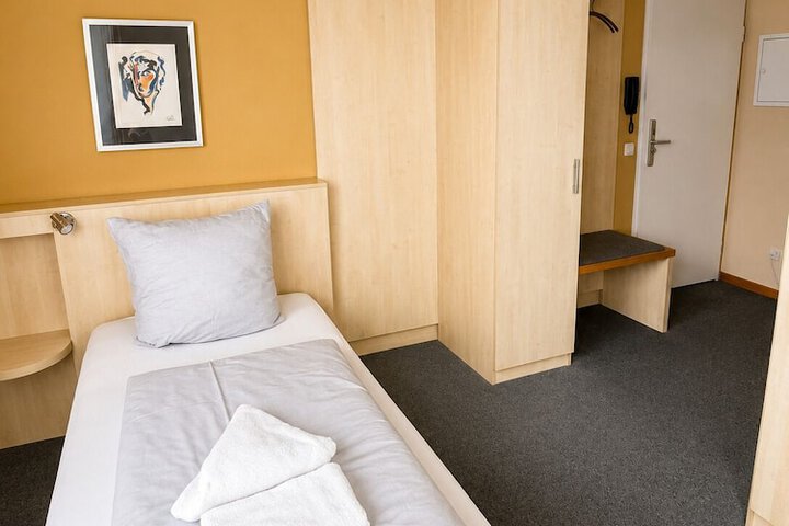 Room 11 of 28