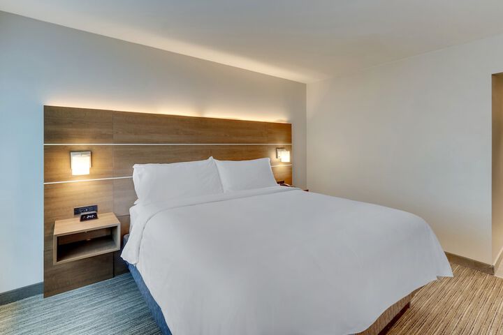 1 King Bed (8 of 26)