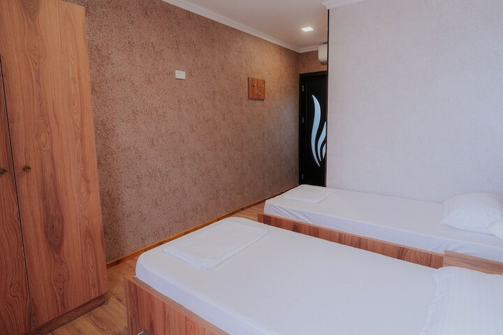 Room 8 of 28